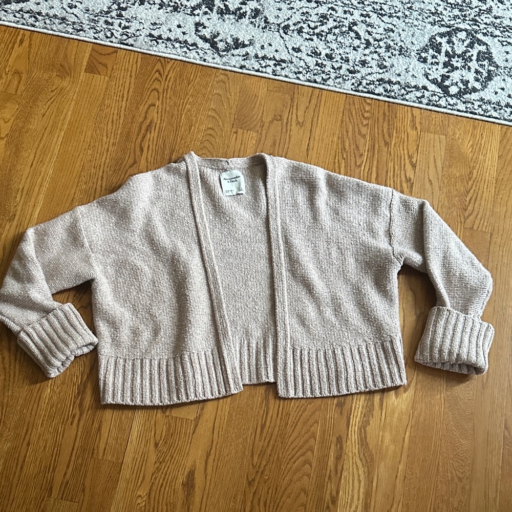 Abercrombie oatmeal color cropped cardigan S/M